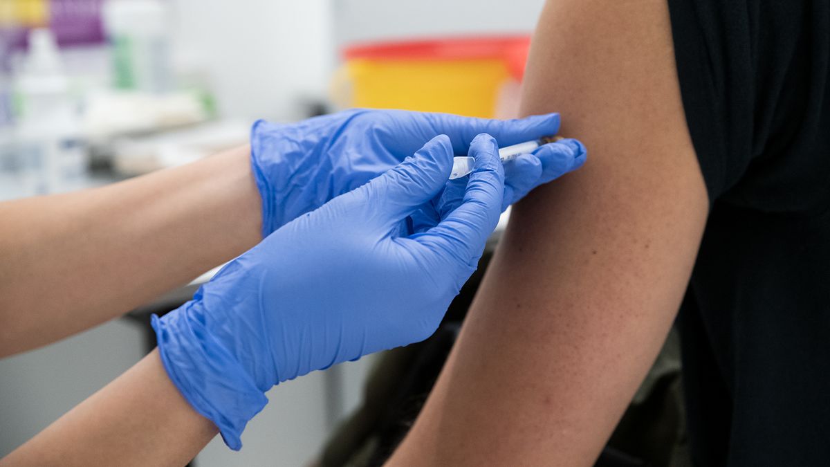 Desítky lidí si nechaly píchnout záhadnou vakcínu